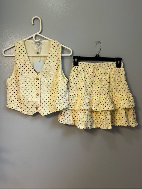 Cloud Ten Dresses & Skirts - Cloud Ten 2-Piece Cherry Print Vest and Tiered Skirt Set - Cream - Size M. NWT